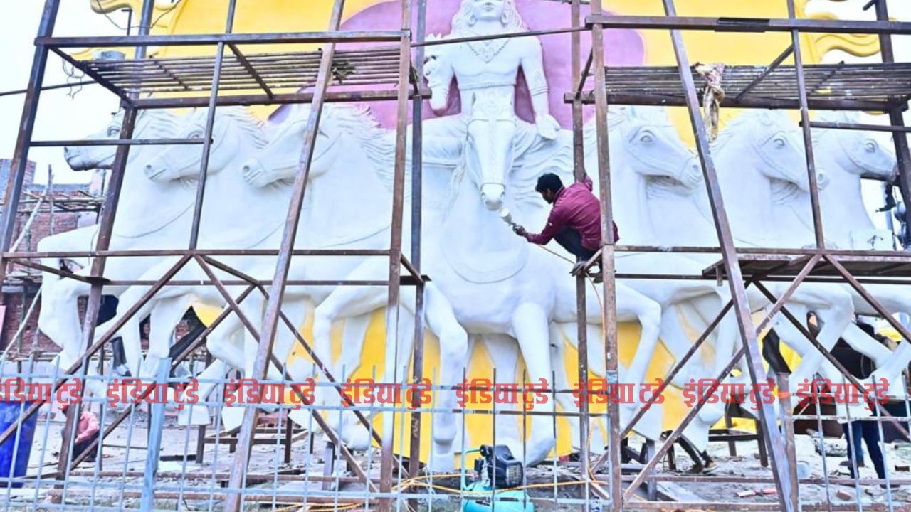 अयोध्या में सूर्यकुंड पर भगवान सूर्य की प्रतिमा अयोध्या में सूर्यकुंड पर भगवान सूर्य की प्रतिमा