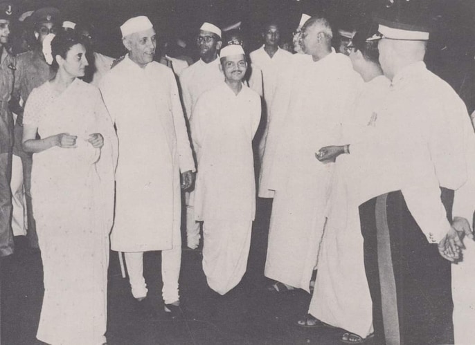 पंडित जवाहर लाल नेहरू के साथ लाल बहादुर शास्त्री और अन्य लोग पंडित जवाहर लाल नेहरू के साथ लाल बहादुर शास्त्री और अन्य लोग