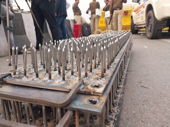 सड़कों पर किसानों को रोकने के लिए कील लगाई गईं सड़कों पर किसानों को रोकने के लिए कील लगाई गईं
