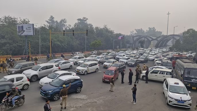 कई रास्ते बंद करने से सड़कों पर भारी जाम देखने को मिला कई रास्ते बंद करने से सड़कों पर भारी जाम देखने को मिला