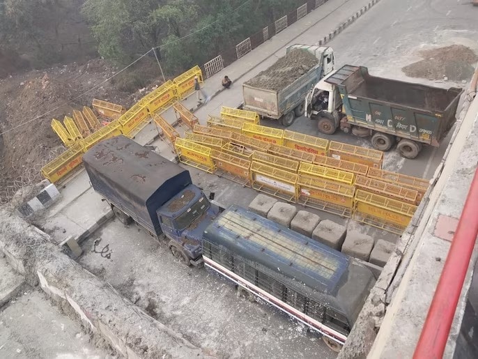 किसानों को रोकने के लिए भारी बैरिकेड्स किसानों को रोकने के लिए भारी बैरिकेड्स