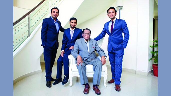 अपने पोतों के साथ लक्ष्मण दास मित्तल/फोटो- फोर्ब्स अपने पोतों के साथ लक्ष्मण दास मित्तल/फोटो- फोर्ब्स