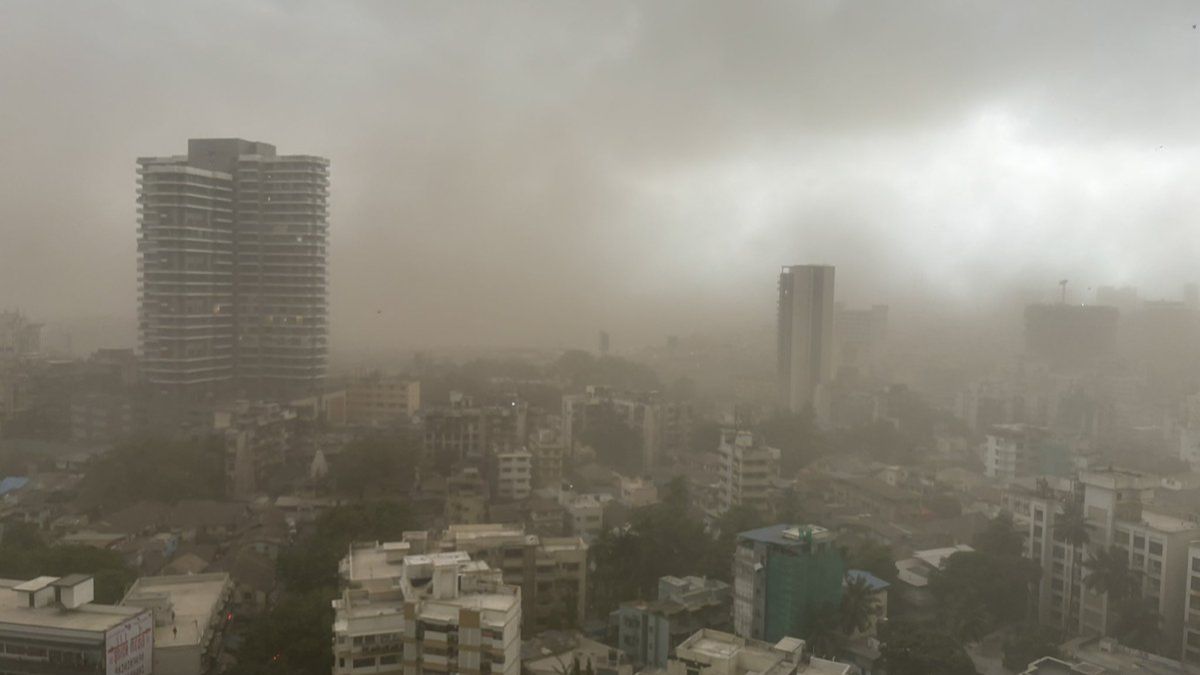 मुंबई में दिन में देखने को मिला रात जैसा नजारा 
