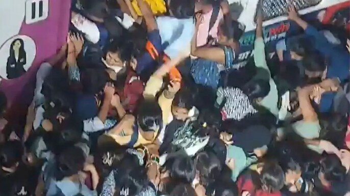 फ्लाइट हुई कैंसल, मुंबई लोकल में भी अफरातफरी फ्लाइट हुई कैंसल, मुंबई लोकल में भी अफरातफरी