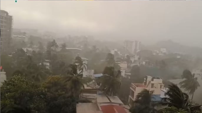 मुंबई में भयंकर तूफान से अफरा-तफरी का माहौल मुंबई में भयंकर तूफान से अफरा-तफरी का माहौल