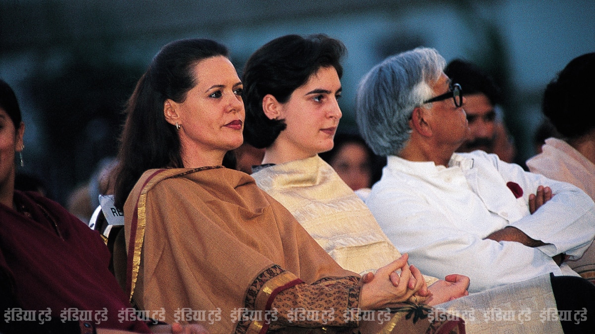 सोनिया के साथ प्रियंका गांधी और नटवर सिंह