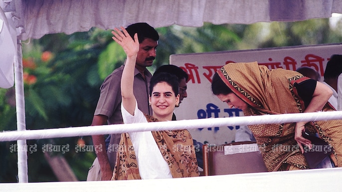 अमेठी में प्रियंका अपनी मां सोनिया गांधी के साथ, 25 अगस्त 1995 अमेठी में प्रियंका अपनी मां सोनिया गांधी के साथ, 25 अगस्त 1995