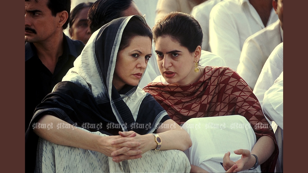 प्रियंका अपनी मां सोनिया गांधी से बातचीत करते हुए , 1995