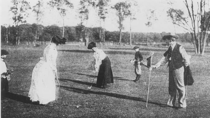 पेरिस ओलंपिक-1900 के दौरान की एक तस्वीर, जिसमें महिलाएं गोल्फ खेलती नजर आ रही हैं/IOC पेरिस ओलंपिक-1900 के दौरान की एक तस्वीर, जिसमें महिलाएं गोल्फ खेलती नजर आ रही हैं/IOC