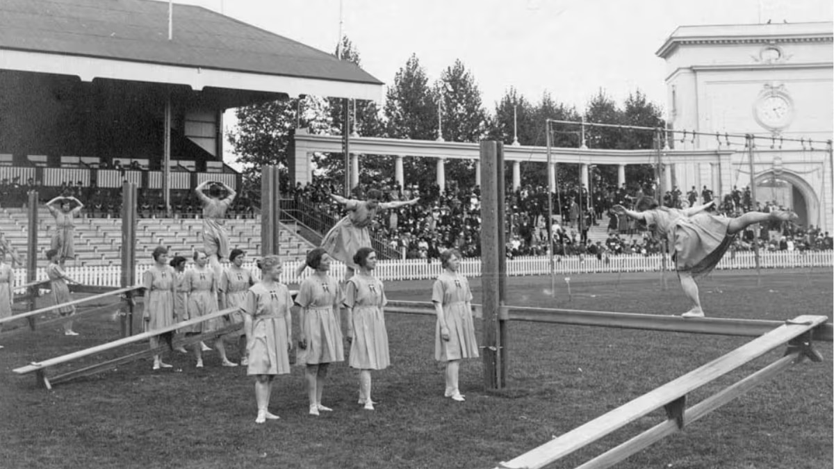 एंटवर्प ओलंपिक-1920 के दौरान एक खेल में संतुलन साधती महिला खिलाड़ी/IOC