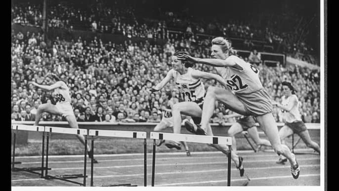 लंदन ओलंपिक-1948 के दौरान बाधा दौड़ पार करतीं महिला एथलीट/IOC लंदन ओलंपिक-1948 के दौरान बाधा दौड़ पार करतीं महिला एथलीट/IOC