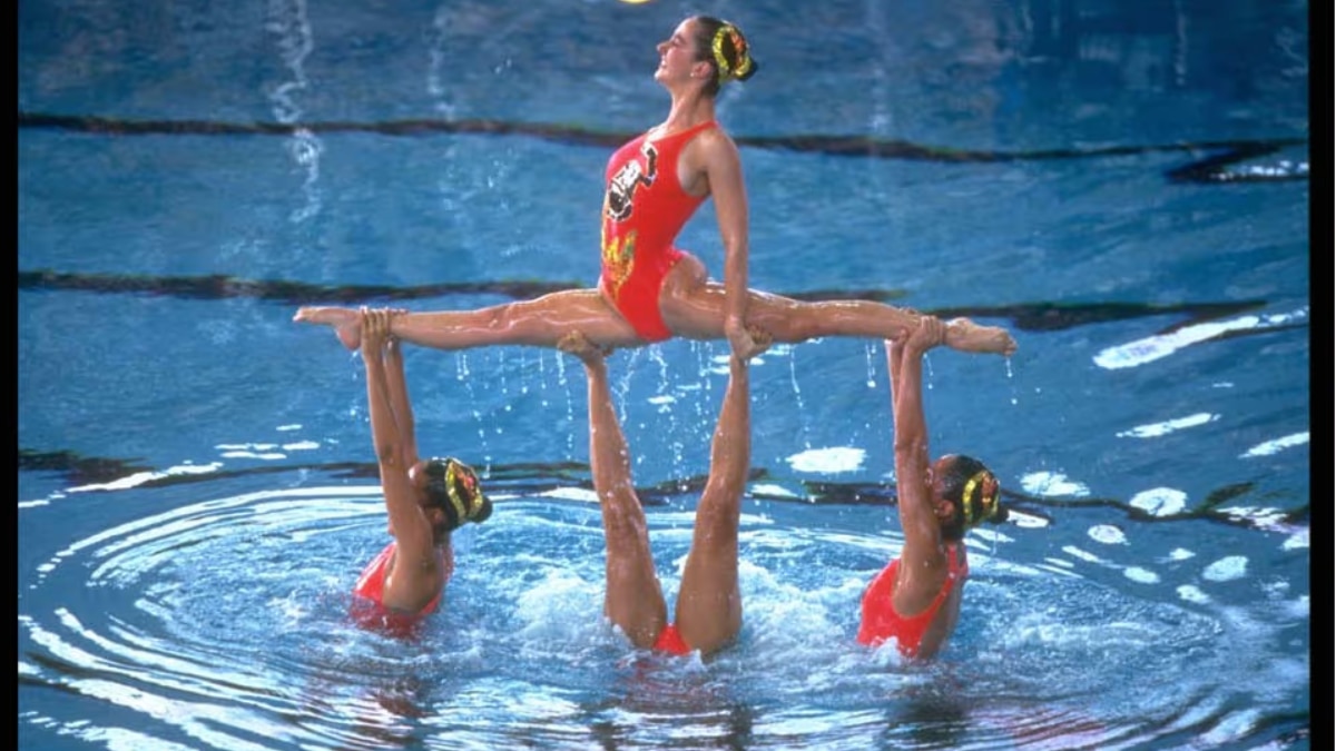 अटलांटा ओलंपिक-1996 के दौरान पानी में करतब दिखातीं युवतियां/IOC