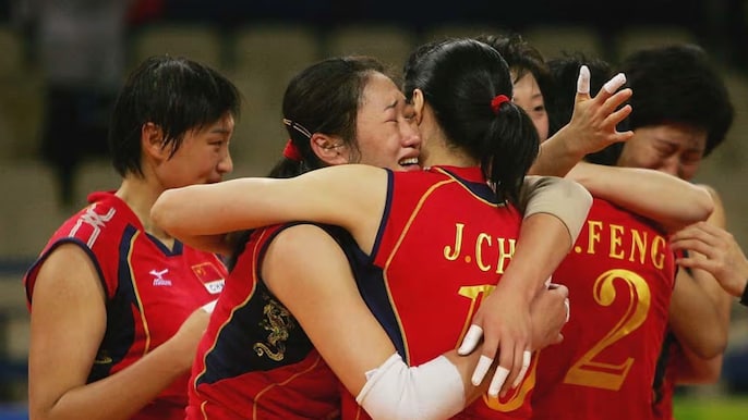 एथेंस ओलंपिक-2004 में वॉलीबॉल में गोल्ड मेडल जीतने के बाद भावुक चीन की महिला खिलाड़ी/IOC एथेंस ओलंपिक-2004 में वॉलीबॉल में गोल्ड मेडल जीतने के बाद भावुक चीन की महिला खिलाड़ी/IOC