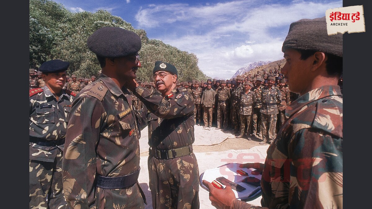 (कारगिल युद्ध में जीत के बाद मेडल लेते भारतीय सेना के जांबाज/इंडिया टुडे)