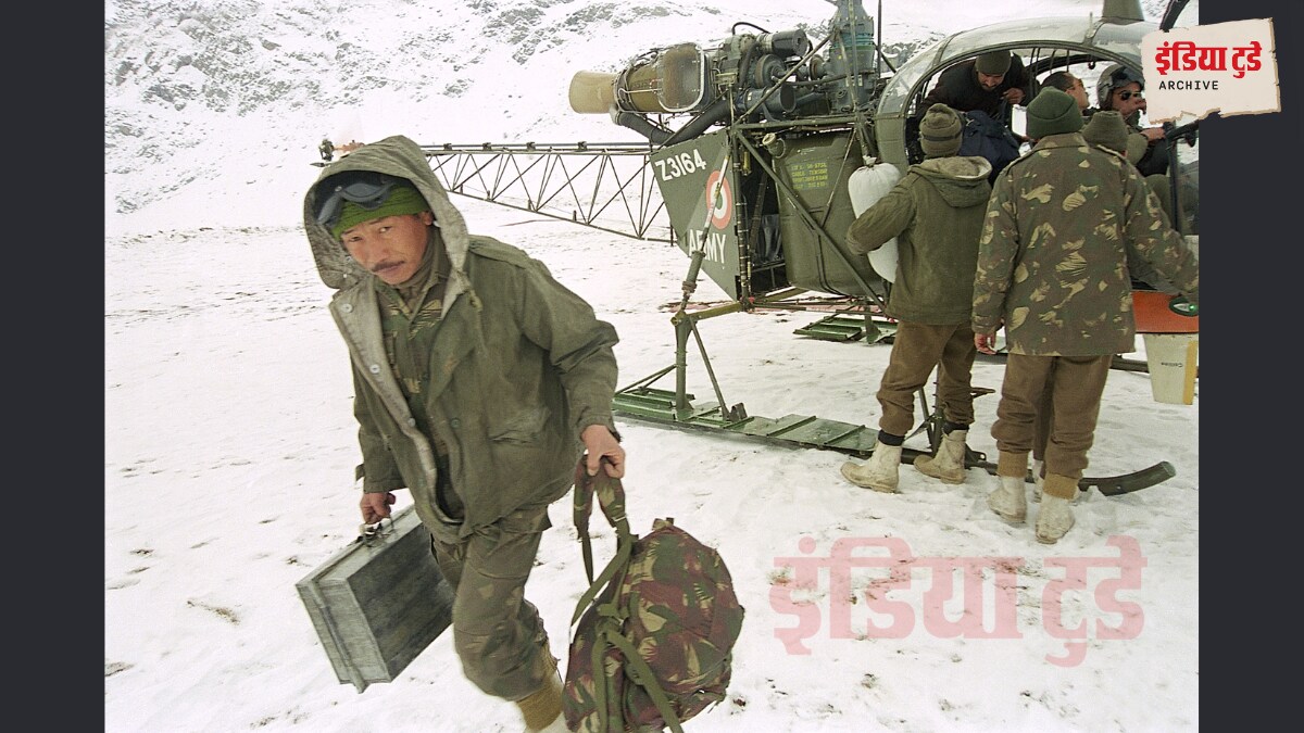 (ऊंचाई पर हेलीकाप्टर से पहुंचते भारतीय सेना के जवान/इंडिया टुडे) (ऊंचाई पर हेलीकाप्टर से पहुंचते भारतीय सेना के जवान/इंडिया टुडे)