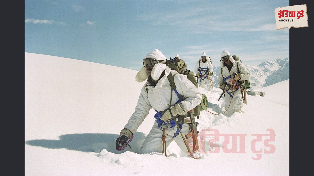 (बर्फ की मोटी परत के ऊपर युद्ध लड़ने जाते इंडियन आर्मी के जवान/इंडिया टुडे)