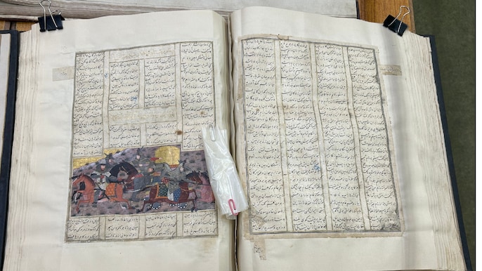 16वीं सदी के फिरदौसी रचित शाहनामा की दुर्लभ पांडुलिपि, इसमें भी पर्शियन शैली के कई चित्र बने हैं 16वीं सदी के फिरदौसी रचित शाहनामा की दुर्लभ पांडुलिपि, इसमें भी पर्शियन शैली के कई चित्र बने हैं