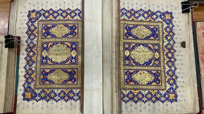 कुल्लियत-ए-शादी की 17वीं सदी की दुर्लभ पांडुलिपि, इसमें पर्शियन शैली की तीन अच्छी मिनियेचर पेंटिंग है कुल्लियत-ए-शादी की 17वीं सदी की दुर्लभ पांडुलिपि, इसमें पर्शियन शैली की तीन अच्छी मिनियेचर पेंटिंग है