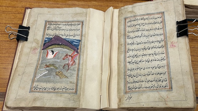 शुजा-ए-हैदरी की 16वीं सदी की दुर्लभ पांडुलिपी, इसमें भी कई चित्र बने हैं शुजा-ए-हैदरी की 16वीं सदी की दुर्लभ पांडुलिपी, इसमें भी कई चित्र बने हैं