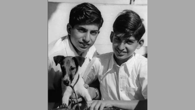 (बाएं) किशोर वय रतन टाटा अपने कुत्ते के साथ (बाएं) किशोर वय रतन टाटा अपने कुत्ते के साथ