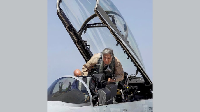 रतन टाटा बेंगलुरु के येलहंका एयर बेस पर भारत के सबसे बड़े एयर शो एयरो इंडिया 2011 के दौरान एक एफ16 लड़ाकू विमान के कॉकपिट में बैठे हुए रतन टाटा बेंगलुरु के येलहंका एयर बेस पर भारत के सबसे बड़े एयर शो एयरो इंडिया 2011 के दौरान एक एफ16 लड़ाकू विमान के कॉकपिट में बैठे हुए