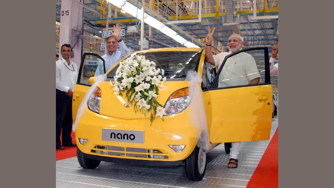 नैनो कार के लॉन्च के दौरान गुजरात के तत्कालीन मुख्यमंत्री नरेन्द्र मोदी के साथ रतन टाटा नैनो कार के लॉन्च के दौरान गुजरात के तत्कालीन मुख्यमंत्री नरेन्द्र मोदी के साथ रतन टाटा