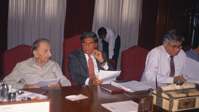 बाएं से दाएं:1993 में टाटा आयरन एंड स्टील कंपनी लिमिटेड (टिस्को) की बोर्ड बैठक में जेआरडी टाटा, रतन टाटा, जेजे ईरानी बाएं से दाएं:1993 में टाटा आयरन एंड स्टील कंपनी लिमिटेड (टिस्को) की बोर्ड बैठक में जेआरडी टाटा, रतन टाटा, जेजे ईरानी
