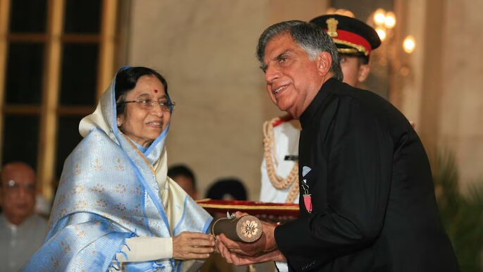 रतन टाटा को 2008 में राष्ट्रपति प्रतिभा पाटिल द्वारा पद्म विभूषण से सम्मानित किया गया था रतन टाटा को 2008 में राष्ट्रपति प्रतिभा पाटिल द्वारा पद्म विभूषण से सम्मानित किया गया था