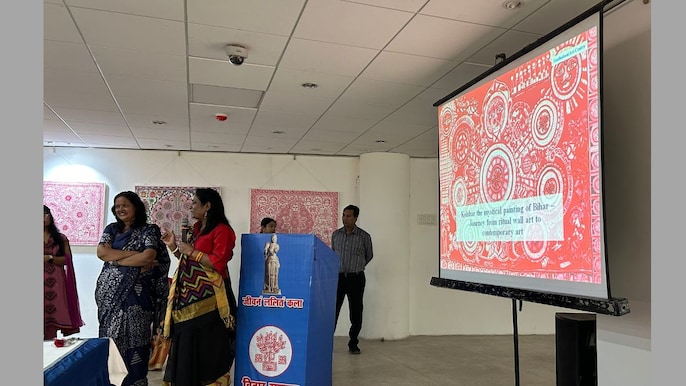 (कोहबर चित्रकला के बारे में बतातीं मनीषा झा)  (कोहबर चित्रकला के बारे में बतातीं मनीषा झा)