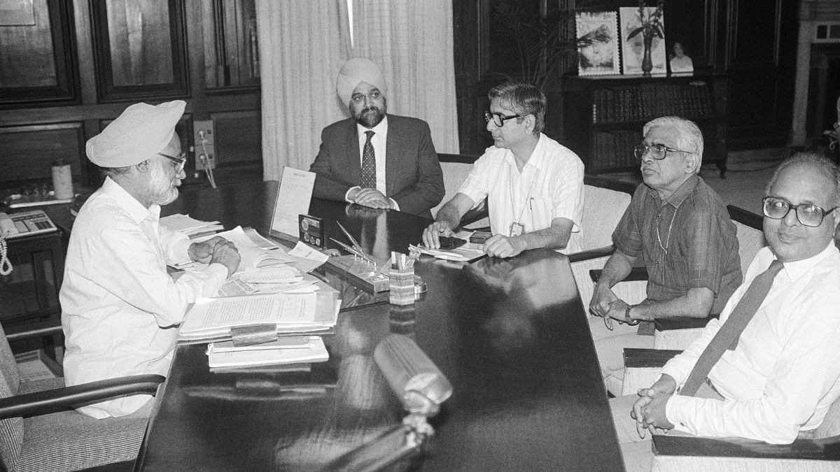 1987 की इस तस्वीर में मनमोहन सिंह के साथ मोंटेक सिंह अहलूवालिया 1987 की इस तस्वीर में मनमोहन सिंह के साथ मोंटेक सिंह अहलूवालिया