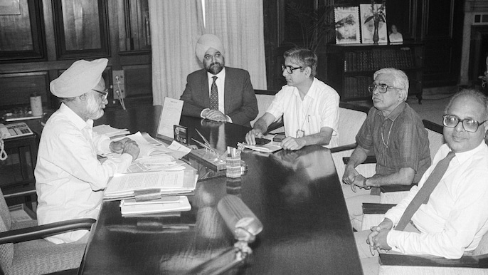 1987 की इस तस्वीर में मनमोहन सिंह के साथ मोंटेक सिंह अहलूवालिया 1987 की इस तस्वीर में मनमोहन सिंह के साथ मोंटेक सिंह अहलूवालिया