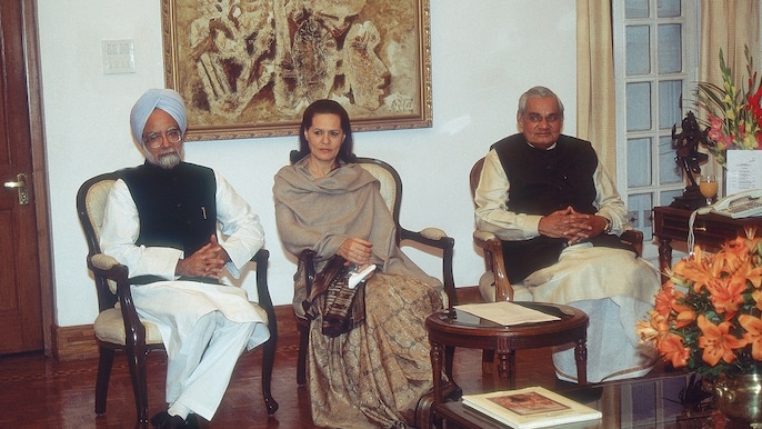 तस्वीर में मनमोहन सिंह, सोनिया गांधी, अटल बिहारी बाजपेयी. (फोटो - इंडिया टुडे ग्रुप) तस्वीर में मनमोहन सिंह, सोनिया गांधी, अटल बिहारी बाजपेयी. (फोटो - इंडिया टुडे ग्रुप)