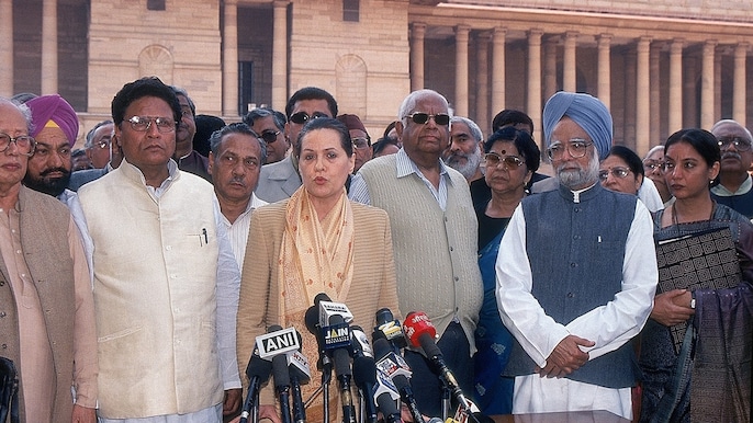 तस्वीर में सोनिया गांधी, मनमोहन सिंह और अन्य कांग्रेस नेता प्रेस से बात करते हुए.  (फोटो - इंडिया टुडे ग्रुप) तस्वीर में सोनिया गांधी, मनमोहन सिंह और अन्य कांग्रेस नेता प्रेस से बात करते हुए.  (फोटो - इंडिया टुडे ग्रुप)