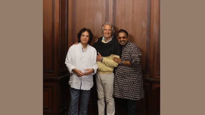 (बाएं से) जाकिर हुसैन, उनके गुरु जॉन मैकलॉघलिन और शंकर महादेवन (बाएं से) जाकिर हुसैन, उनके गुरु जॉन मैकलॉघलिन और शंकर महादेवन