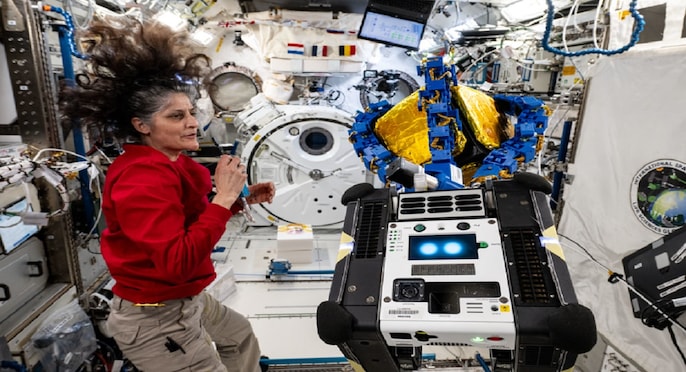 सुनीता विलियम्स स्पेस में अलग-अलग मशीनों और यंत्रों की जांच करते नजर आ रही हैं सुनीता विलियम्स स्पेस में अलग-अलग मशीनों और यंत्रों की जांच करते नजर आ रही हैं