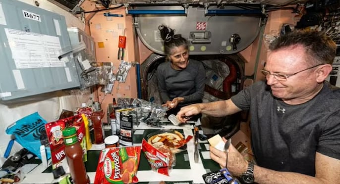 स्पेस पर अपने साथी बुच के साथ खाना खाती नजर आ रही हैं सुनीता विलियम्स स्पेस पर अपने साथी बुच के साथ खाना खाती नजर आ रही हैं सुनीता विलियम्स