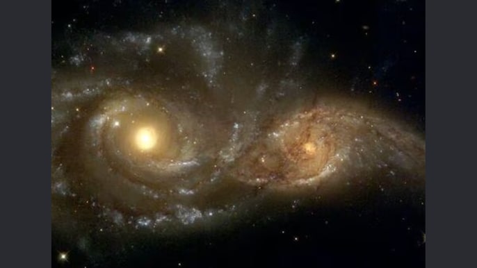 दो सर्पिल आकाशगंगाओं की तस्वीर दो सर्पिल आकाशगंगाओं की तस्वीर