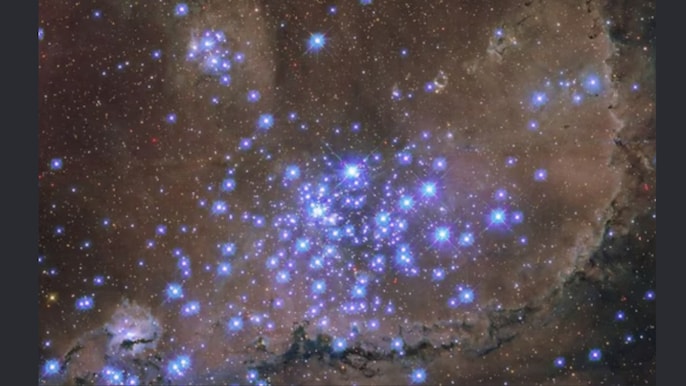 नीले-बैंगनी रंग के तारों से घिरा भूरे रंग का बादल नीले-बैंगनी रंग के तारों से घिरा भूरे रंग का बादल