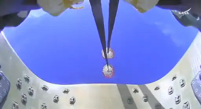 स्पेसक्राफ्ट का पैराशूट इस तरह खुला. स्पेसक्राफ्ट में लगे कैमरों ने इस मोमेंट को कैद किया. स्पेसक्राफ्ट का पैराशूट इस तरह खुला. स्पेसक्राफ्ट में लगे कैमरों ने इस मोमेंट को कैद किया.