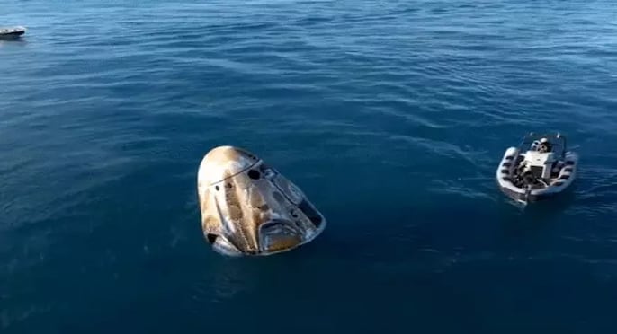 लैंडिंग के कुछ देर बाद ही रिकवरी क्रू स्पेसक्राफ्ट के पास पहुंच गए लैंडिंग के कुछ देर बाद ही रिकवरी क्रू स्पेसक्राफ्ट के पास पहुंच गए