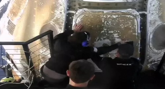 सावधानी के साथ स्पेसक्राफ्ट ड्रैगन का दरवाजा खोला गया सावधानी के साथ स्पेसक्राफ्ट ड्रैगन का दरवाजा खोला गया