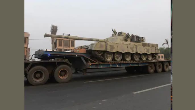 सड़कों पर पाकिस्तानी सेना की टैंक सड़कों पर पाकिस्तानी सेना की टैंक