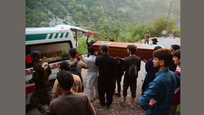 शव को एंबुलेंस में रखते हुए रेस्क्यू टीम शव को एंबुलेंस में रखते हुए रेस्क्यू टीम