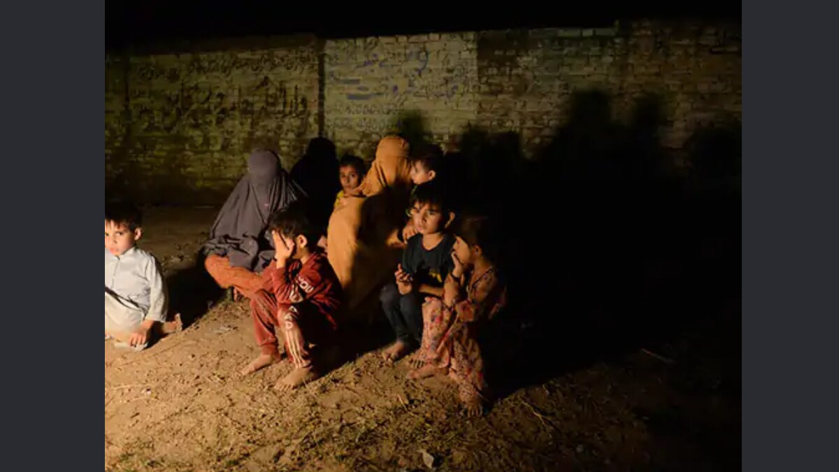 बंकर में छिपे पाकिस्तान के लोग बंकर में छिपे पाकिस्तान के लोग