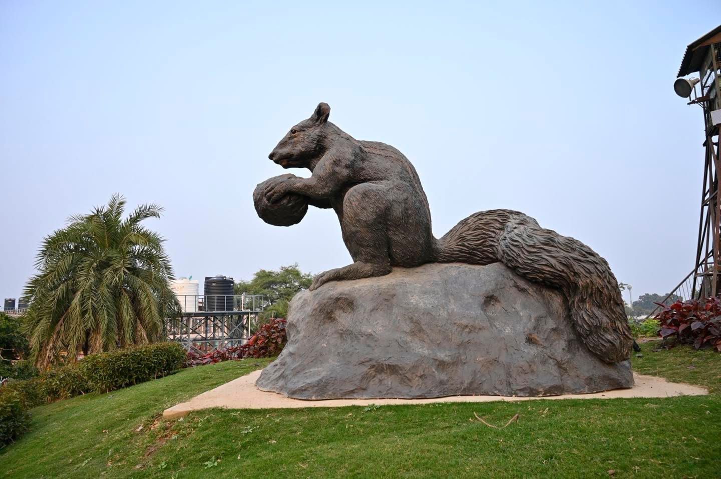 राम मंदिर परिसर में गिलहरी की प्रतिमा