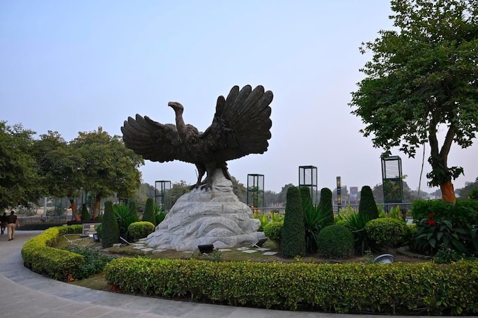 राम मंदिर परिसर में स्थापित जटायु की प्रतिमा राम मंदिर परिसर में स्थापित जटायु की प्रतिमा