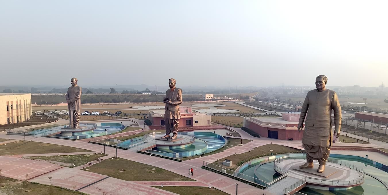 राष्ट्र प्रेरणा स्थल पर बनी श्यामा प्रसाद मुखर्जी, पंडित दीनदयाल उपाध्याय और पूर्व प्रधानमंत्री अटल बिहारी वाजपेयी की प्रतिमाएं. राष्ट्र प्रेरणा स्थल पर बनी श्यामा प्रसाद मुखर्जी, पंडित दीनदयाल उपाध्याय और पूर्व प्रधानमंत्री अटल बिहारी वाजपेयी की प्रतिमाएं.