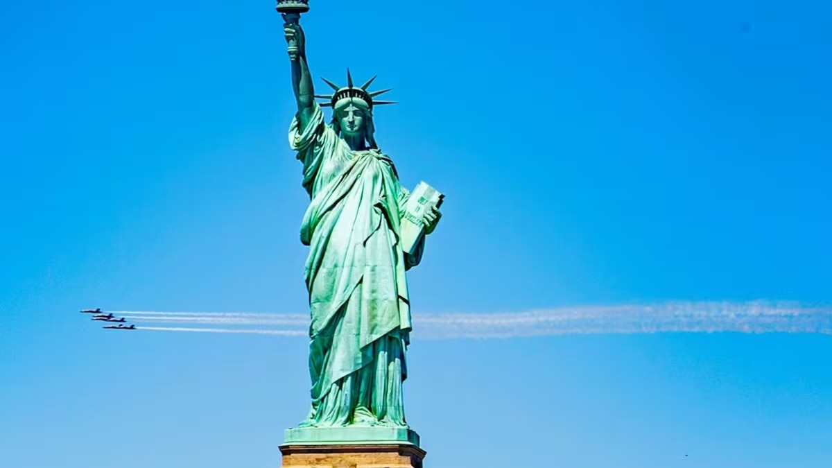 न्यूयॉर्क के लिबर्टी आइलैंड पर खड़ी स्टैच्यू ऑफ लिबर्टी 