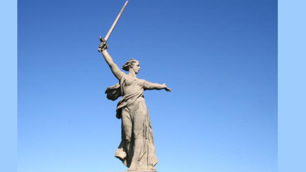 रूस में बनी मदरलैंड कॉल्स प्रतिमा