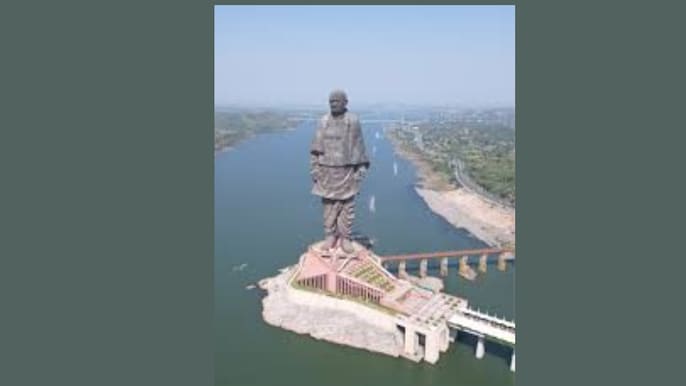 दुनिया की सबसे बड़ी मूर्ति सरदार पटेल की है. दुनिया की सबसे बड़ी मूर्ति सरदार पटेल की है.